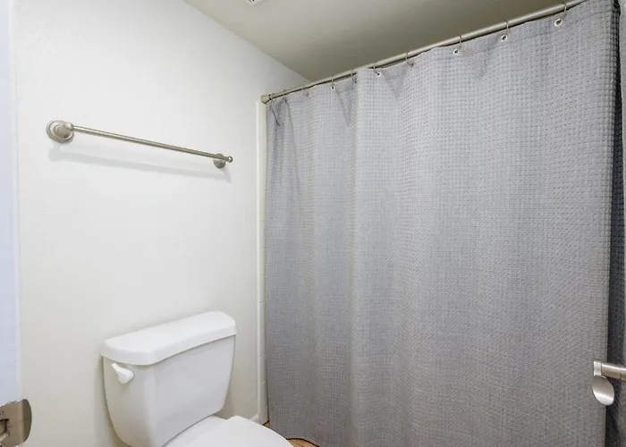 Holiday home 2br Gated Near Old Town Pool Gym Scottsdale