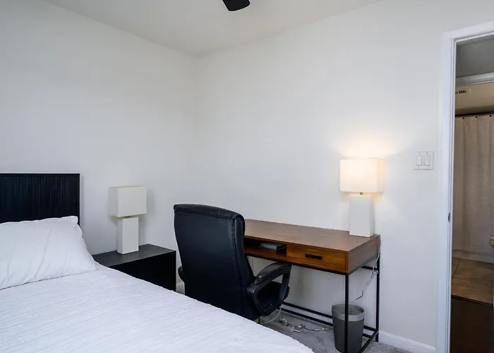 Holiday home 2br Gated Near Old Town Pool Gym Scottsdale