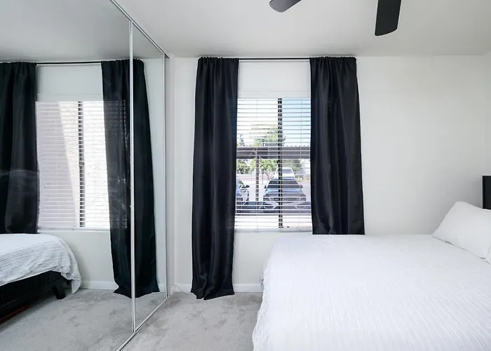 Holiday home 2br Gated Near Old Town Pool Gym Scottsdale