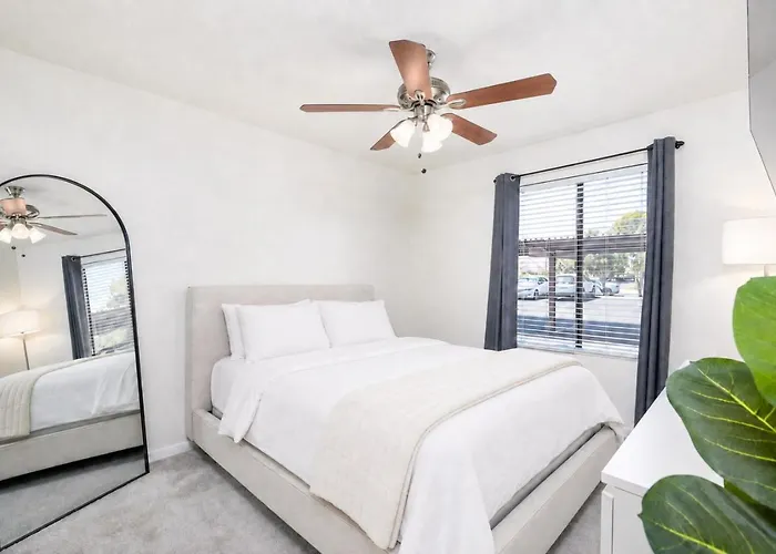 Holiday home 2br Gated Near Old Town Pool Gym Scottsdale