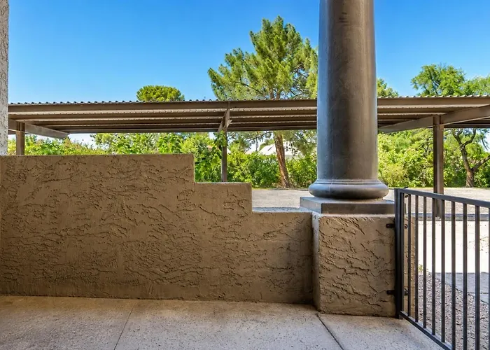 Holiday home 2br Gated Near Old Town Pool Gym Scottsdale