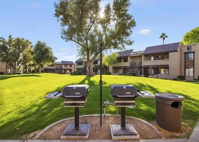 Holiday home 2br Gated Near Old Town Pool Gym Scottsdale